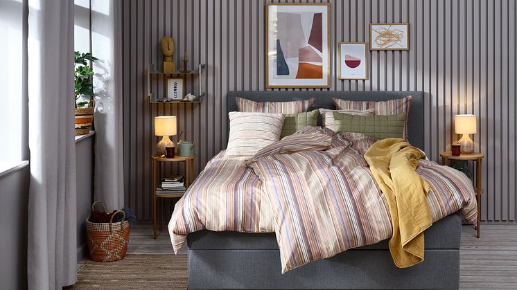 Den runde kurv CHRISTER kan opbevare et tæppe ved siden af sengen eller bruges dekorativt sammen med en kunstig plante.