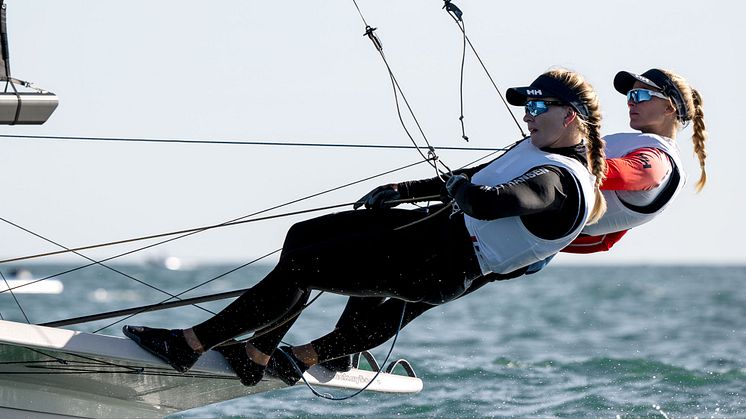 Helene Næss og Marie Rønningen avsluttet dagens seilaser med å vinne sin seilas, og de ligger nå på sølvplass sammenlagt i EM i 49erFX. FOTO: Joao Costa Ferreira