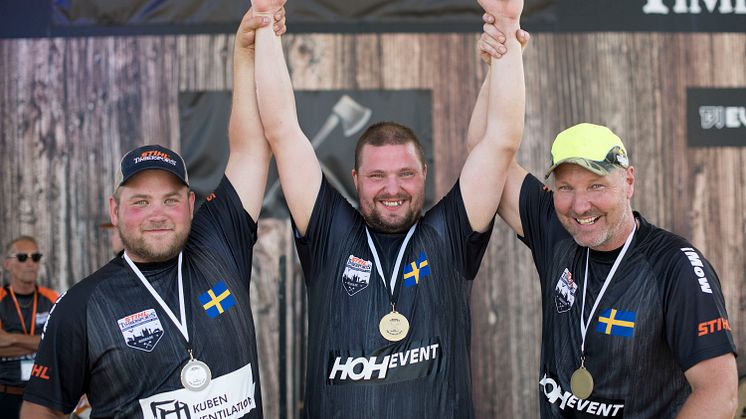 Pontus Skye är nordisk mästare i Timbersports efter lördagens tävlingar i Roskilde. Från vänster: Calle Svadling, Pontus Skye och Hans-Ove Hansson. Foto: STIHL Timbersports.
