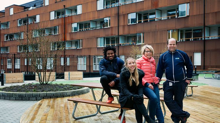 Inga rostiga relationer mellan grannarna Diro Emmanuel Thierry, Caroline Skogh, Kerstin Andersson och MKBs husvärd Lars-Göran Nilsson. Foto: Johan Persson