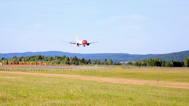 El primer Boeing 737 MAX de Norwegian, aterrizando en el aeropuerto de Oslo.