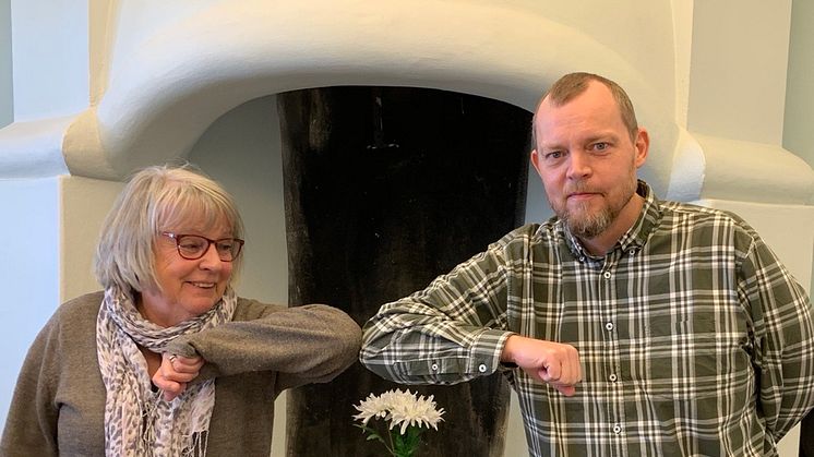 Socialchef Fredrik Bergström tillsammans med Birgitta Theander från väntjänsten. Kommunen vill utveckla samarbetet med civilsamhället i Nora kommun och väntjänsten är ett bra exempel på en redan väl utvecklad samverkan.