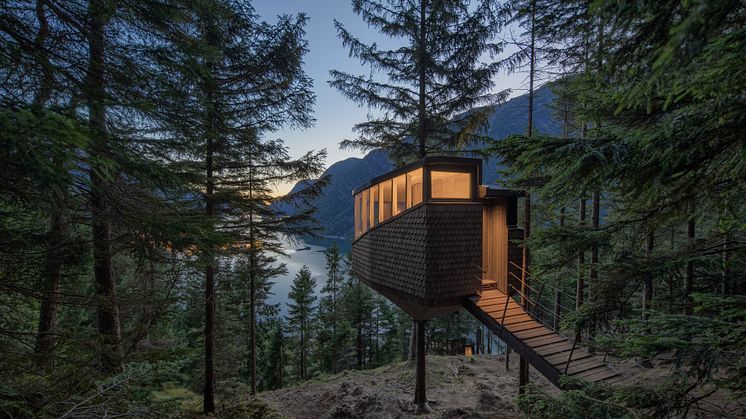 Above us only sky. Woodnest in Odda, Hardangerfjord. Photo: Sindre Ellingsen