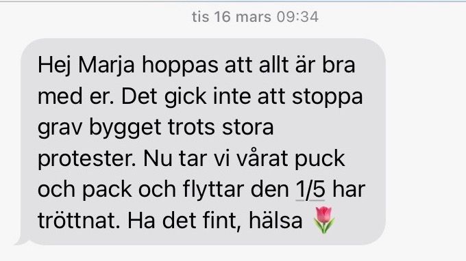 Efter trettio år i Tensta flyttar familjen. Inte på grund av otrygghet, utan på grund av byggkaos. För att miljön man värdesätter förstörs – närheten till den inbjudande, vackra och levande parken på Järvafältet.