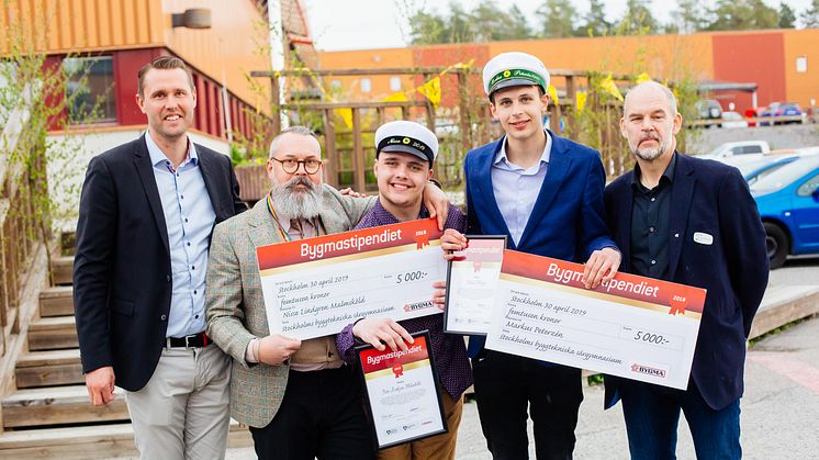 På bilden: Daniel Lundmark (platschef, Bygma Spånga), Mattias Berg (förstelärare), Nisse Lindgren Malmsköld, Markus Peterzén och Stefan Säll (rektor). "Daniel" saknas på bilden p.g.a. sjukdom. Foto: Kristofer Hedlund