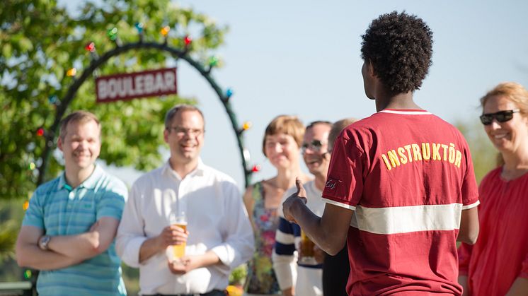 Boulebar korttidspermitterar samtliga anställda i Sverige