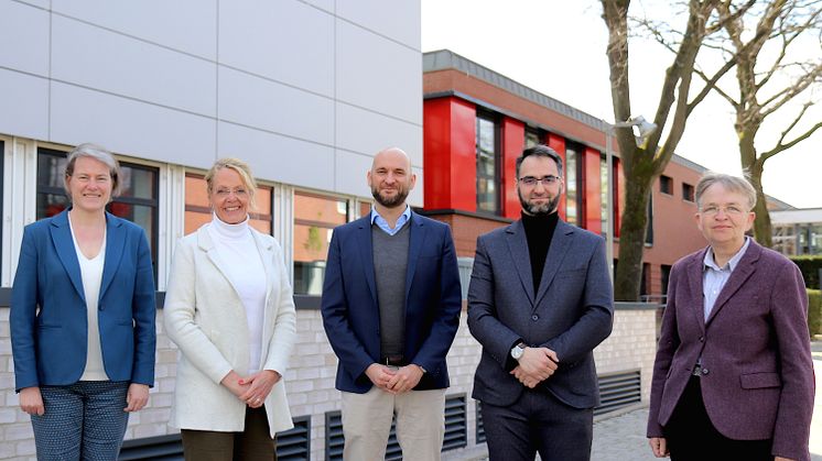 Nach seinem Treffen mit dem Präsidium der Universität Vechta: Prof. Dr. Suad Bećirović (2.v.r.) zusammen mit Prof.in Dr.in Verena Pietzner, Prof.in Dr.in Corinna Onnen, Prof. Dr. Kim-Patrick Sabla-Dimitrov und Dr.in Marion Rieken.