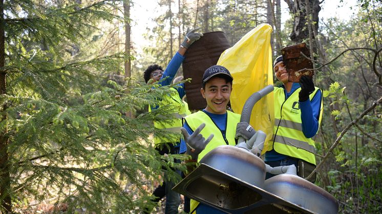 Glada idrottsungdomar i ett av många Städa Sverige projekt.