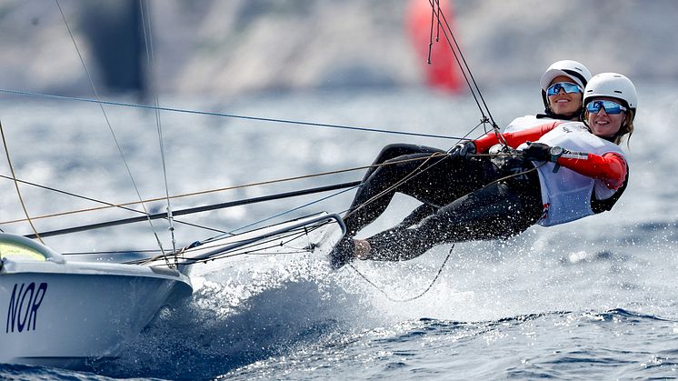 Helene Næss og Marie Rønningen avsluttet prøve-OL sterkt ved å vinne den avsluttende finaleseilasen. Sammenlagt ble de nummer 8. FOTO: Mark Lloyd/World Sailing