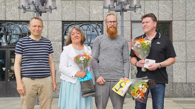 Från vänster cykelrådets ordförande, Mikael Vilbaste, Anne-Marie Pettersson, tredje pris, Kristofer Franzén, förstapris, Christer Söderqvist, andrapris. Foto: Jenny Bergström. 