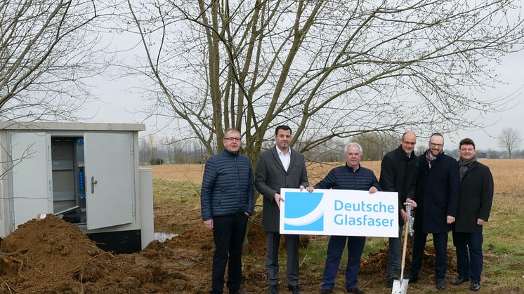 v.l. Ludwig Deimel (Unternehmer), Andreas Hermanns und Rainer Szymanski (Deutsche Glasfaser), Bürgermeister Christof Sommer , Dr. Ingo Lübben und Holger Gebauer (Wirtschaftsförderung Lippstadt),