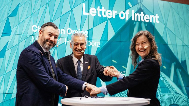 Christian Orsing (M), Mayor of Helsingborg signs a letter of intent together with Mike Hastwell, Head of the e-Miles Company and Charlotta Johansson, vice-chancellor, Campus Helsingborg, Lund University. Photo: Anders Eberfeld