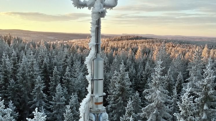 Mätning av koldioxidflödet från en produktionsskog i Västerbotten vintertid. Skogen var tidigare en kolsänka men är idag en kolkälla. Foto: David Hadden