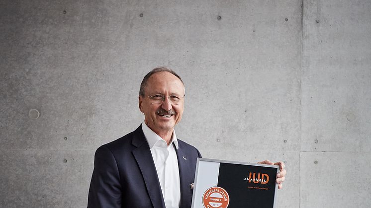 aeris Geschäftsführer Josef Glöckl mit der Urkunde für die Doppelprämierung seines jüngsten Portfolio-Stars numo.