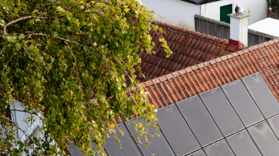 Bild på ett hustak med solceller - förnybar elproduktion är ofta intermittent och batterilösningar hjälper oss öka tillgängligheten på el i framtiden.