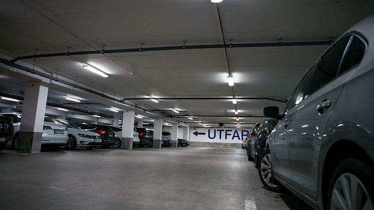 Armaturen Vektor Teknik BT lyser upp parkeringsgarage i Örebro.