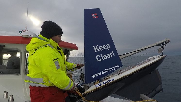 Seilbøyen ankommer Longyearbyen og hentes opp av UNIS personell (Foto: Marcos Porcires/UNIS)