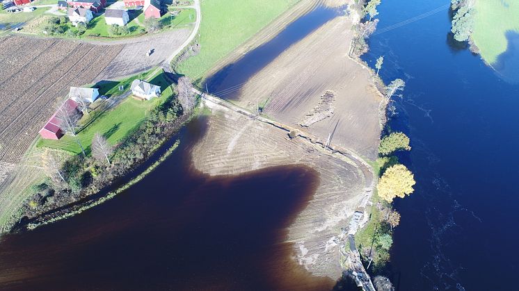 Bilde fra Birkenes tidligere i oktober, der Tovdalselva gikk over sine bredder og vaska vekk 80 mål matjord. Dronebilde: Harald Rugsland