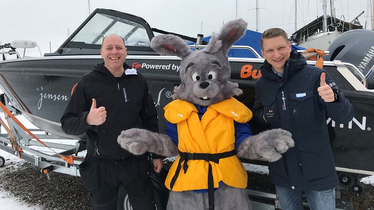 Edmund Jensen (t.v.) och Jacob Ryder (t.h.). Jensen & Englund arrangerar båtutställning med drive-in. Maskoten Hugo kommer också att vara på plats. 