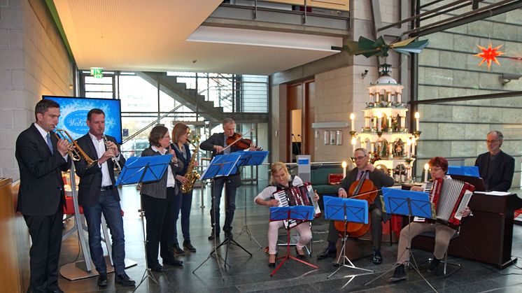 Minister Martin Dulig musiziert mit Kolleginnen und Kollegen während der Weihnachtsfeier 