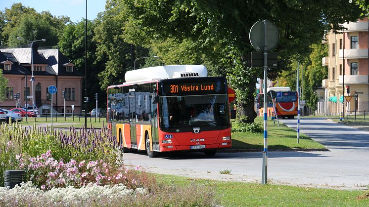 När bussen passerar en viss position skickar tjänsten en begäran av prioritet. Bussen får grönt ljus i korsningen.