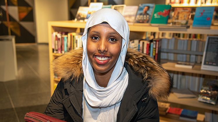 Leila Abukar Hassan är en av 18 ungdomar som har gått ledarskapsutbildning hos Svenska kyrkan i år. Något hon rekommenderar fler att göra.