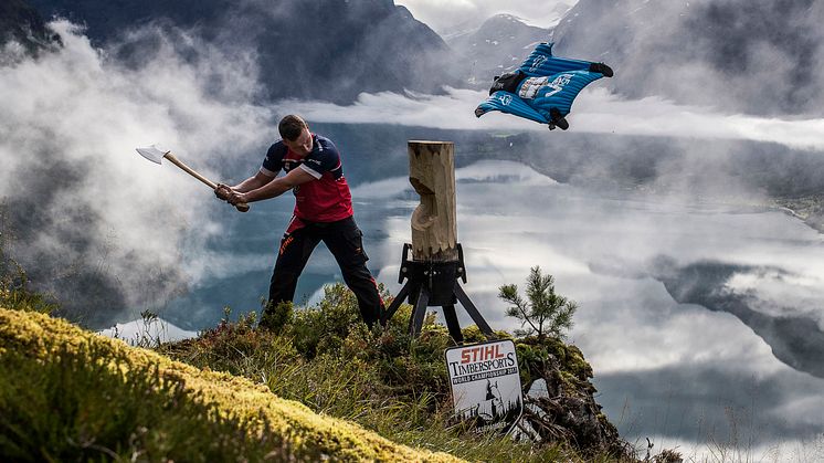 Två extremsporter fångade på samma bild. Atleten Vebjörn Sönsteby och vingflygaren Espen Fadnes. Foto: Joerg Mitter, Limex Images