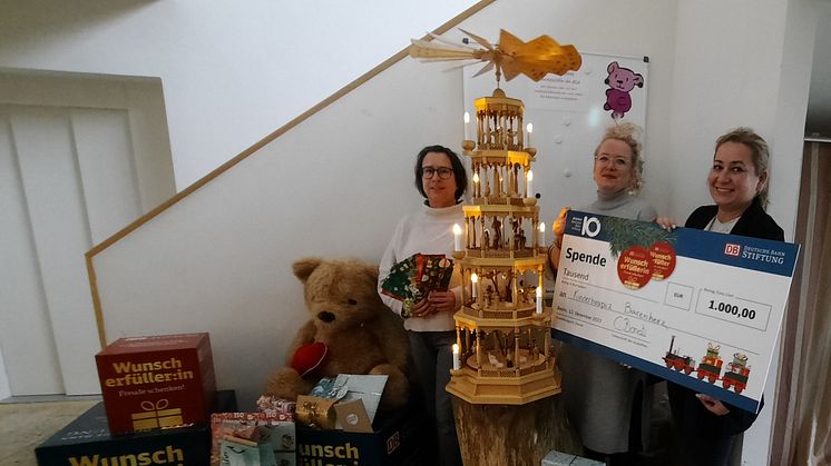 Kerstin Stadler vom Kinderhospiz, Josefine Menge und Raisa Kozlovskaya präsentieren stolz Geschenke und Spendenscheck