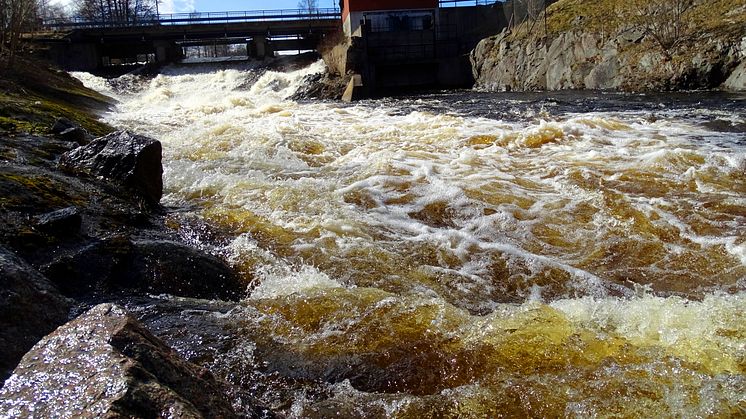 Vårflod vid Linde energis kraftstation i Dalkarlshyttan i april 2018.