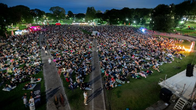 Fullsatt på Sommarbio i Rålis. Foto: Olav Holten