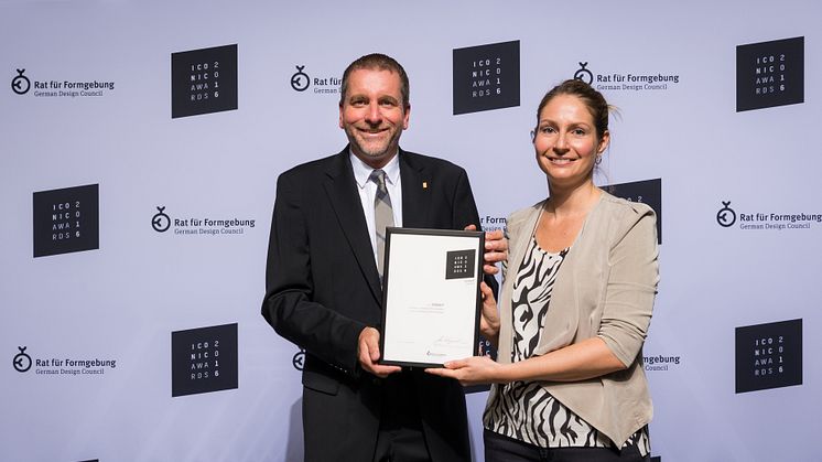 Sabine Domayer und Mario Weber mit der ICONIC Awards Urkunde