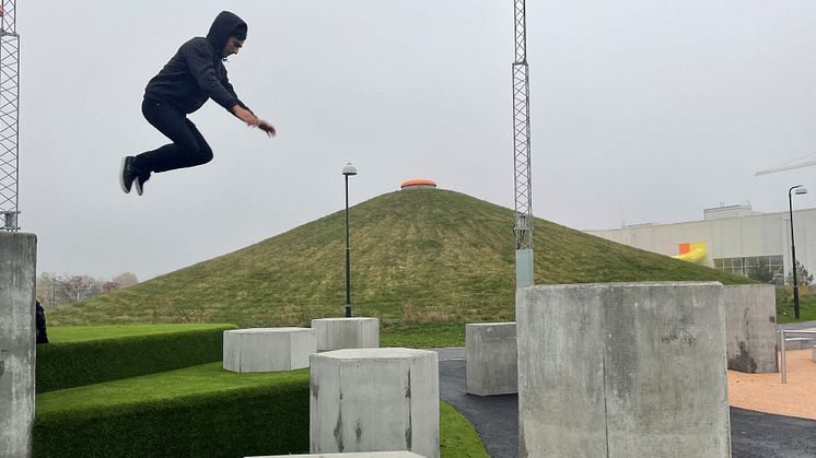 Kunal Luthra från TIP Generation testar parkourbanan