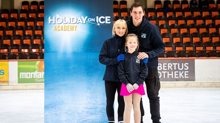 Hamburger Nachwuchstalent EstherVivienneHamer trainiert mit HOLIDAY ON ICE Gaststars Aljona Savchenko und Bruno Massot