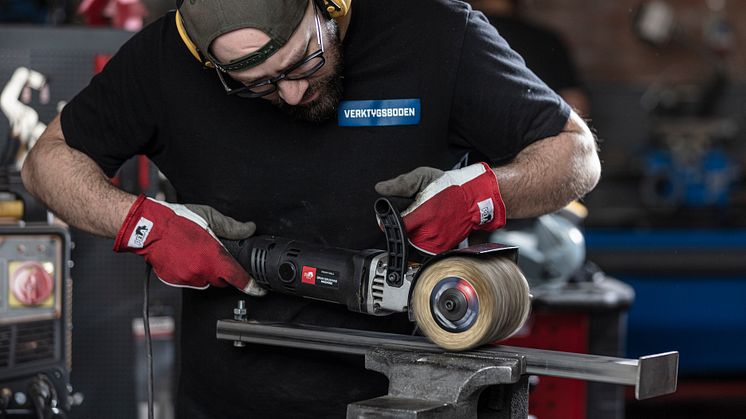 Slipa bort färg, rost och ojämnheter? Använd Verktygsbodens satineringsmaskin, från PELA Tools.