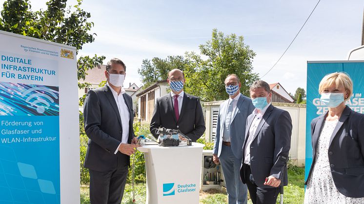 Die Glasfaser für Haimhausen ist "gespleißt" (v.l.): Deutsche Glasfaser CEO Uwe Nickl, Finanz- und Heimatminister Albert Füracker, Bernhard Seidenath, MdL, Peter Felbermeier, Bürgermeister von Haimhausen, 2. Bürgermeisterin Claudia Kops. (DG)