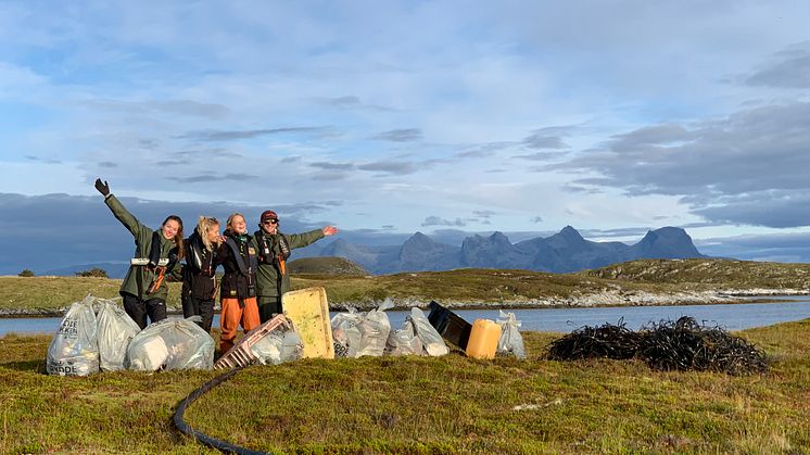 Frivillige strandryddere viser fangsten etter en time jobbing på en liten øy på Helgelandskysten.