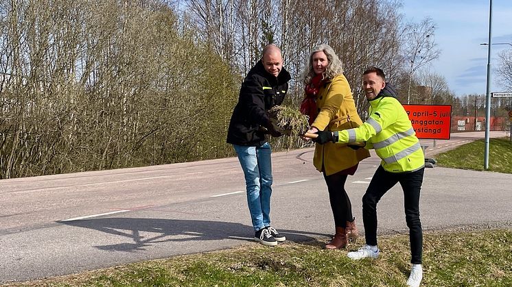 På bilden från vänster: Johan Törebrand, projektledare, Monika Bubholz (MP), ordförande teknik- och fastighetsnämnden, Johan Härdne, byggledare