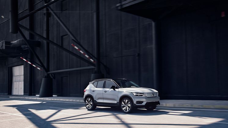 Volvo XC40 Recharge AWD in Glacier Silver