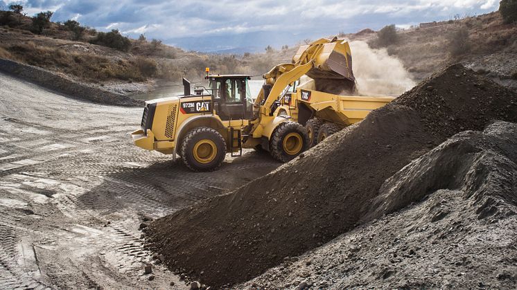 Cat 972M XE hybridhjullastare och Cat 730C dumper - tömmer skopa