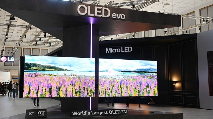 Maailman suurin OLED-television vastaanottaa vierailijat heti LG:n IFA-osaston alussa.