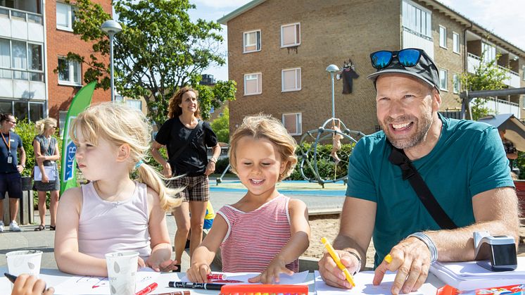 Alicia Lööf och Sonja Sjöholm från Karlshögs förskola tillsammans med konstnären Erik Vestman på invigningen av Sommarskuggan på Segevång. Fotograf: Gugge Zelander