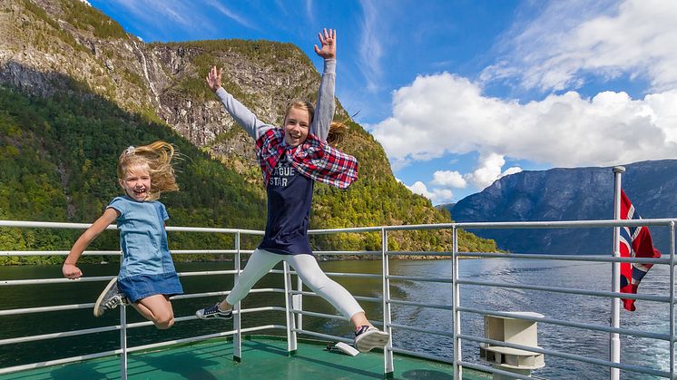 Flåm AS og The Fjords setter inn ekstra fartøy med større kapasitet for busser og biler mellom Flåm og Gudvangen.