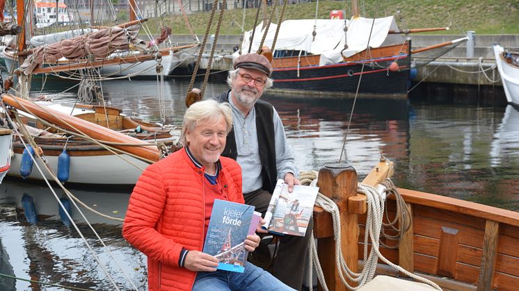 Uwe Wanger, GF Kiel-Marketing und Kapitän Andreas Köpke freuen sich über das Portrait des Seebären im neuen Urlaubsmagazin 