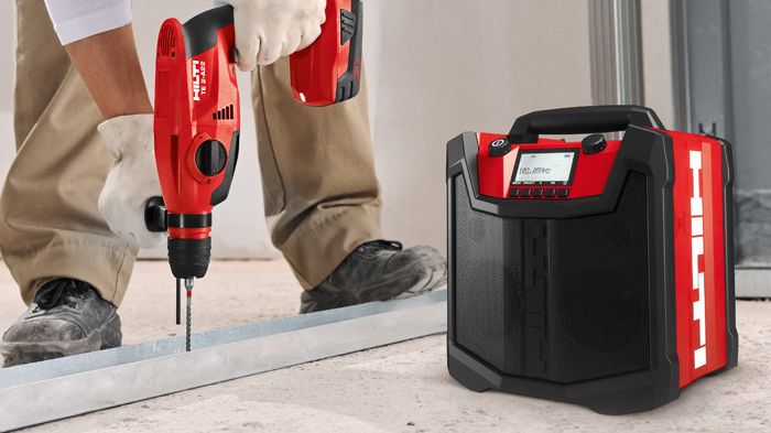 Hilti DAB+ Radio og lader på byggeplass med boring av metallprofiler