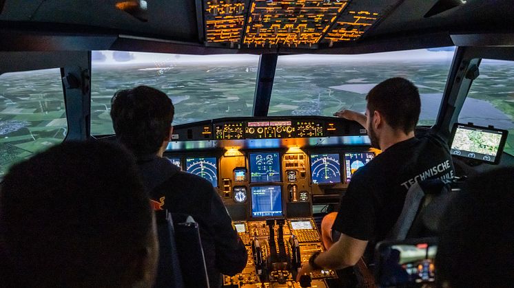 Luftfahrttechnik, wie hier im Flugsimulator der TH Wildau, hautnah - wer vor der Wahl des Studiengangs zwei Semester Studienluft schnuppern möchte, kann sich für den MINT-Orientierungsexpress der TH Wildau anmelden. (Bild: Ulf Büschleb)  