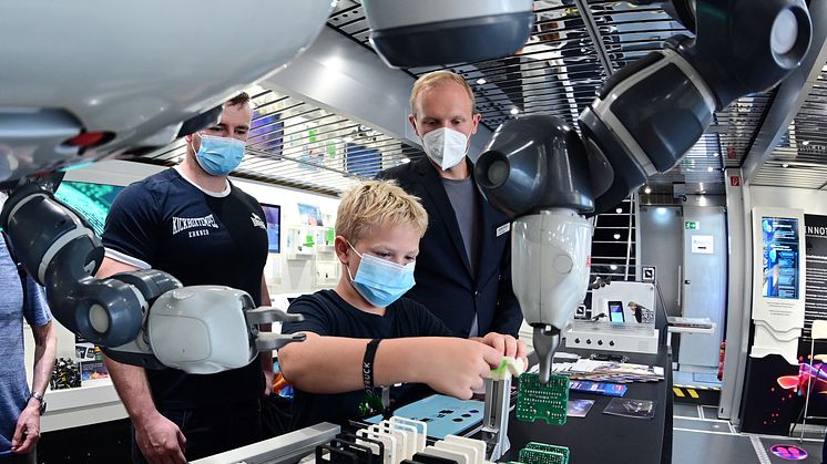 Über 3.000 kleine und große Besucherinnen und Besucher nutzten am 27. August die Möglichkeit, um Wissenschaft & Technik bei der Innovationsmeile 2022 aus nächster Nähe zu erleben. Bild: © Wirtschaftsförderung Dahme-Spreewald / www.olihein.de 