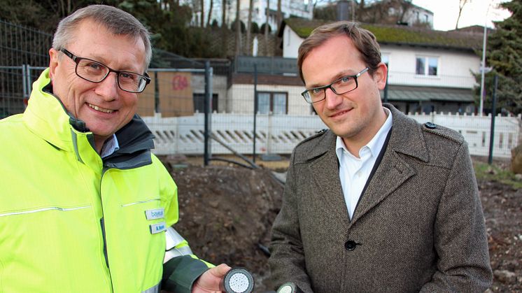 Manfred Westermeier, Geschäftsführer Bayernwerk Netz, und Baptist Gregori, Projektleiter ENVALUE, stellen den Kabelanschluss des neuen PV-Parks vor. Der Sonnenstrom wird in Altdorf ins Netz eingespeist.