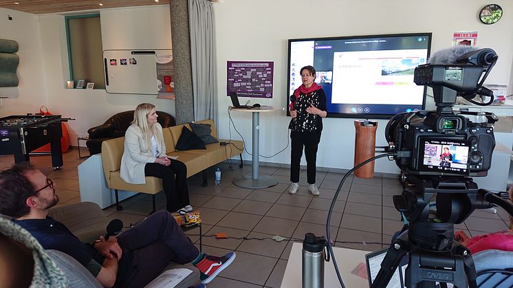 Astrid Raabe von der Zentralen Studienberatung gibt während eines hybrid organisierten Workshops hilfreiche Tipps zum Selbststudium. Foto: Hubert Hill