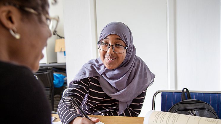 Hanan Hassan är en av ungdomarna som brukar komma regelbundet till läxhjälpen.