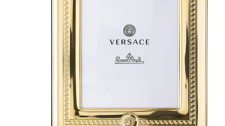 The Versce Frame border precious moments in opulent Gold : a perfect memento in perfect design. 